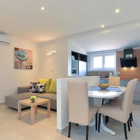Apartments Orange 669