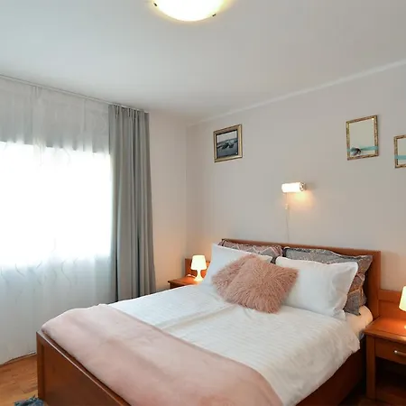 Apartments Orange 669