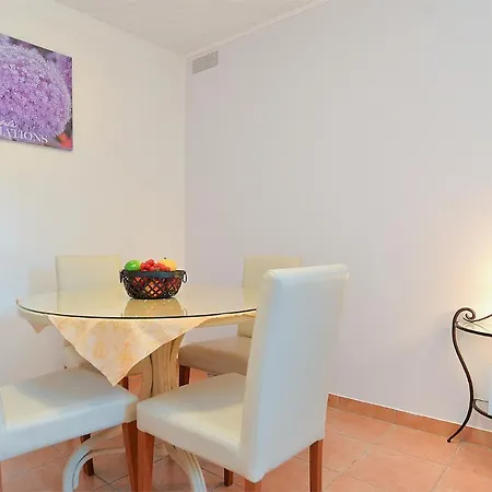 Apartment Apartments Orange 669 Fažana