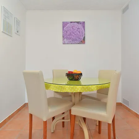 Apartments Orange 669 Fažana