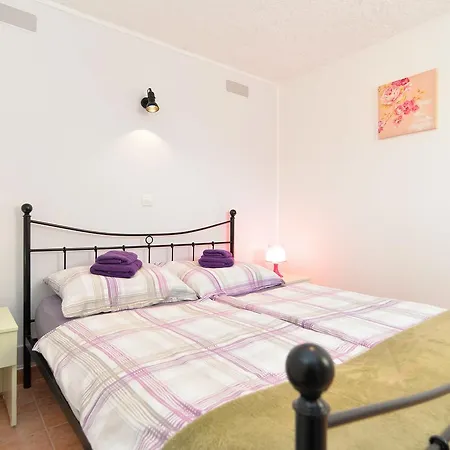 Apartment Apartments Orange 669 *