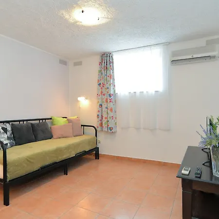 Apartment Apartments Orange 669 Fažana